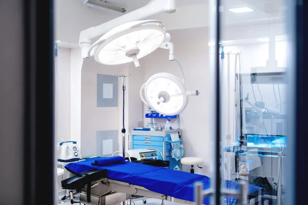 Interior del hospital moderno con detalles de quirófano. Sala de cirugía de emergencia vacía con equipo médico — Foto de Stock