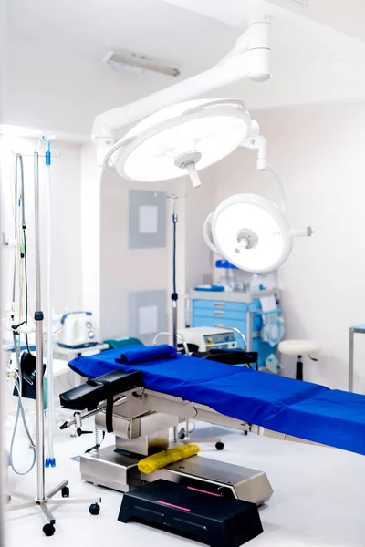 Ιατρικό εξοπλισμό και σύγχρονες συσκευές στην χειρουργική αίθουσα. Εσωτερικό των εγκαταστάσεων υγειονομικής περίθαλψης, η σύγχρονη τεχνολογία — Φωτογραφία Αρχείου
