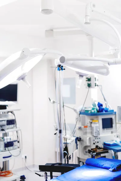 Cerrahi hazır sağlık odası, ameliyathane cerrahi lambalar ile iç. Moder hastane ayrıntılarını — Stok fotoğraf