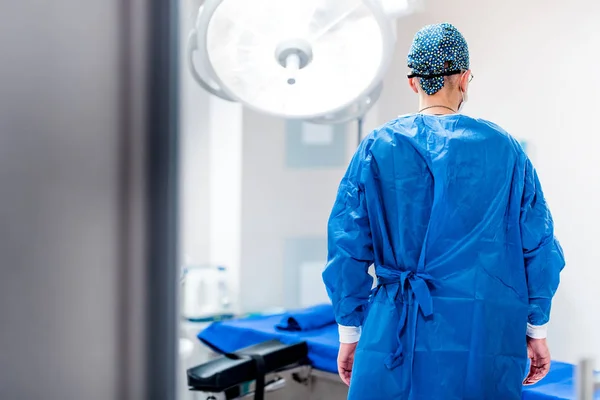 Portrait of surgeon in operating room of hospital. Getting ready for surgery — Stock Photo, Image