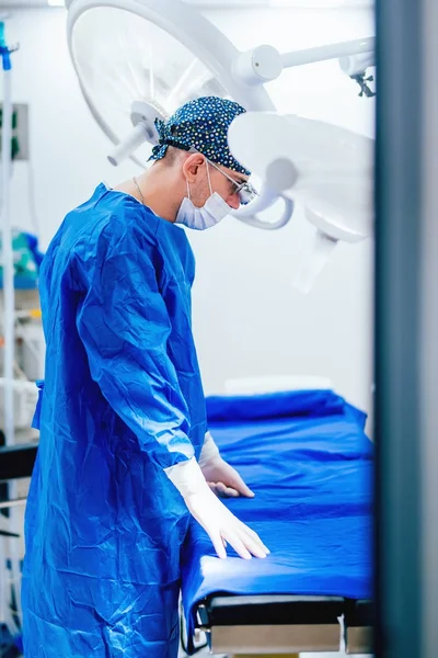 Retrato del médico profesional, cirujano plástico preparándose para la cirugía y usando uniformes estériles — Foto de Stock