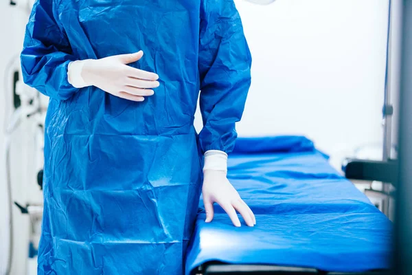 Detalles de matorrales de cirujano, guantes de goma y mesa de operaciones. Retrato del cirujano — Foto de Stock