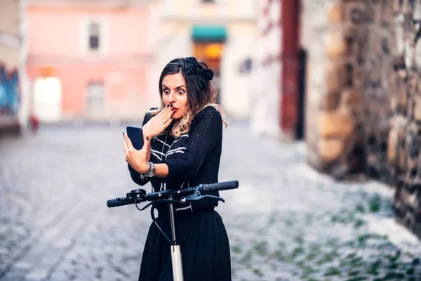 Mulher Funky fazendo caras enquanto olha para a câmera. Jovem mulher tirando fotografias com smartphone — Fotografia de Stock