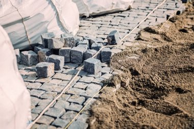 Yol kaldırım ayrıntılar. Taş granit bloklardan ayrıntıları yükleyin. Arnavut kaldırımlı taş yerleştirme kaldırımda