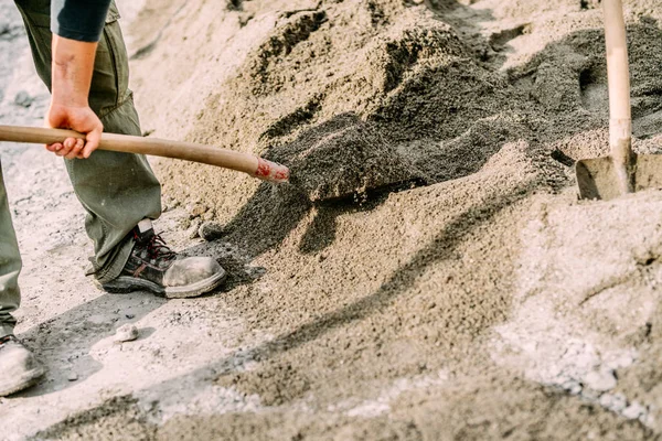 Промисловий працівник носить захисне спорядження з використанням лопати на будівельному майданчику — стокове фото