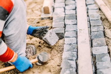 Yol veya sokak granit parke taşı bloklardan yerleştirerek sanayi işçisi ile inşaat işleri ayrıntılarını kadar yakın