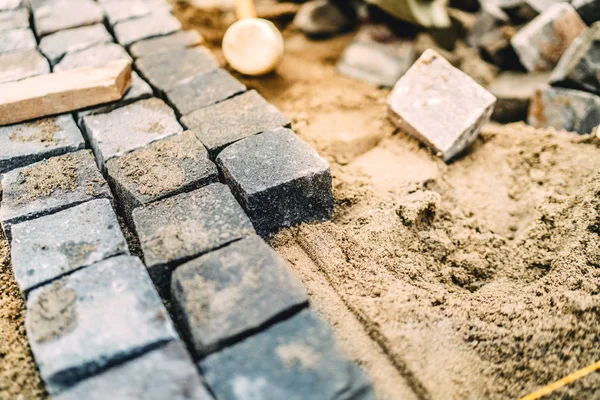 Details zu den Straßenbauarbeiten. Mauerwerk auf Fußweg an Baustelle — Stockfoto