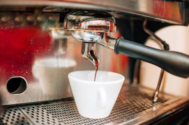 Kahve yapma pub, bar, Restoran espresso makinesi. Taze kahve hazırlanması