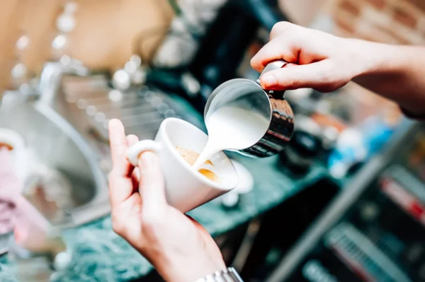 Taza de café con leche arte en la cafetería. Barista con taza de latte para macchiat arte latte —  Fotos de Stock