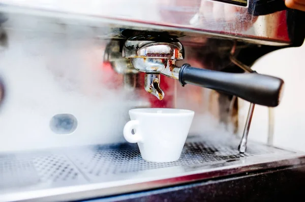 Caffettiera industriale che prepara espresso fresco al pub e ristorante — Foto Stock