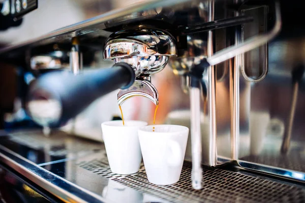 Máquina de café espresso automática vertiendo café recién hecho en tazas —  Fotos de Stock