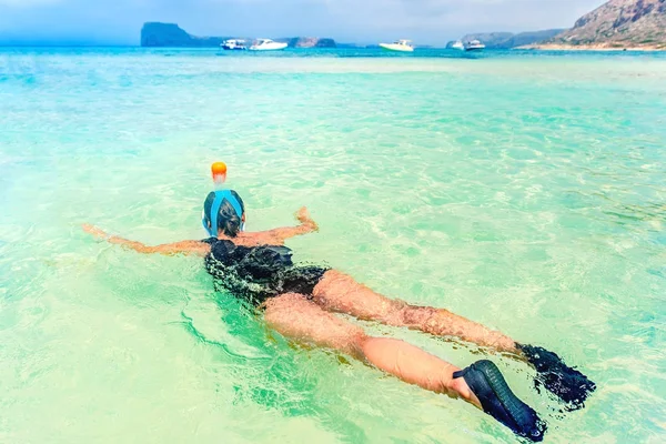 Fiatal nő, nászút a snorkeling maszk merülés víz alatti, trópusi halfajták, korall-zátony tengeri medence. — Stock Fotó