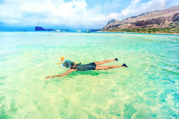 Schnorcheln und Reisen Lifestyle, Wassersport Outdoor-Aktivitäten, Badetage im Sommer Strandurlaub — Stockfoto