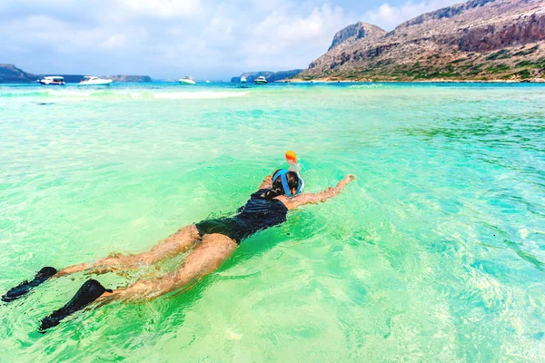 Femme Plongée nageant et profitant du récif corallien sous-marin sur une île tropicale — Photo