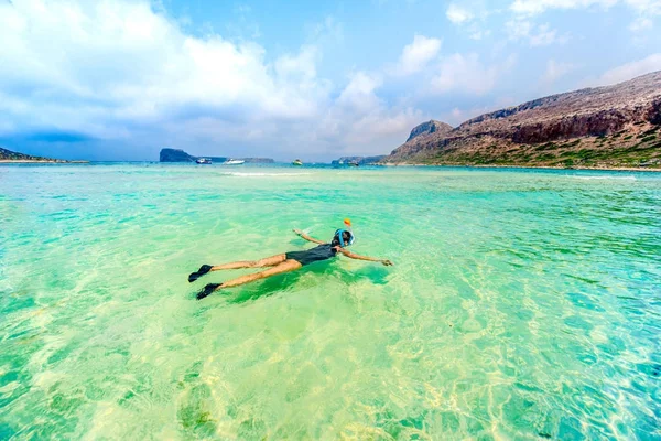 Junge Frau beim Schnorcheln auf tropischer Insel. Porträt einer Frau beim Schnorcheln im klaren Wasser — Stockfoto