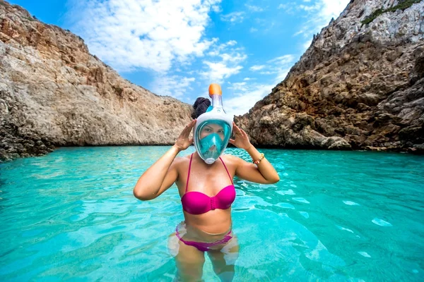 Vonzó fiatal nő pózol a snorkeling maszk, mosolyogva, és élvezi a nyaralás portréja — Stock Fotó