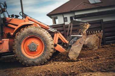 Tekerlekli yükleyici Ekskavatör inşaat işleri yapıyor
