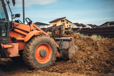 Karişik kapatın. Dünya ve Bahçe toprak tesviye mühendis portresi