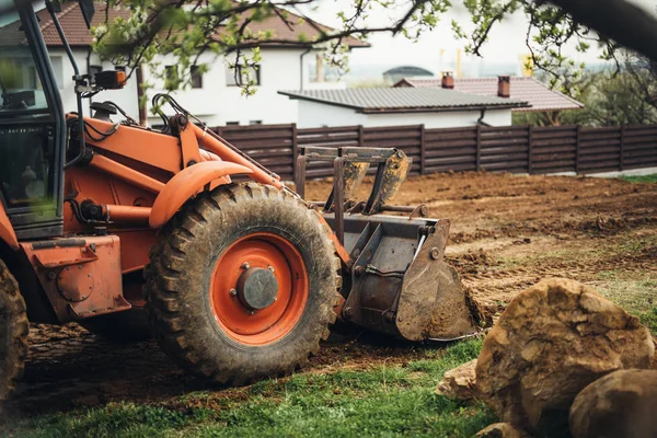 Náročné průmyslové buldozer pohybující se na zemi v zahradě — Stock fotografie