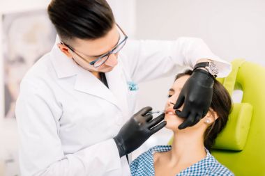 Plastik cerrah, dudak kullanarak profesyonel doktor enjeksiyon ve teknikleri tedaviler anti-aging kaldırma
