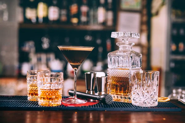 Delicious whiskey based cocktails, alcoholic beverages in modern bar — Stock Photo, Image