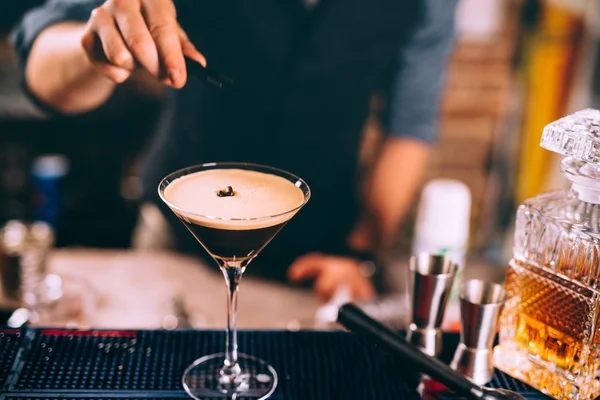 Iced coffee, whiskey based irish cocktail. Close up of bartender hand preparing beverage — Stock Photo, Image