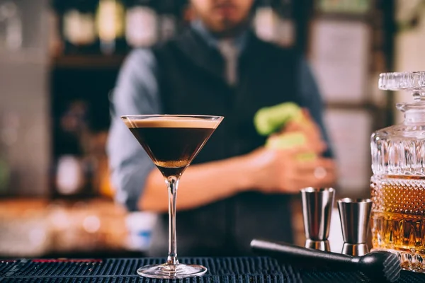 Martini based whiskey cocktail mixed with beer at bar — Stock Photo, Image