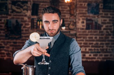 Kokteyl detaylar - barmen içki ve taze alkollü içecekler, gülümseyen bar