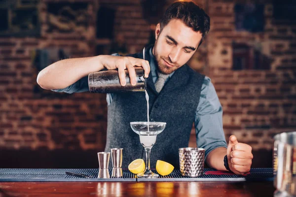 Close up of barman hands adding ice and tequila to modern urban cocktails. Sky bar que serve bebidas elegantes — Fotografia de Stock