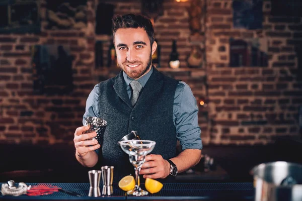Uśmiechnięty barman, Kelner profesjonalnych patrząc na kamery i przygotowywania koktajli — Zdjęcie stockowe