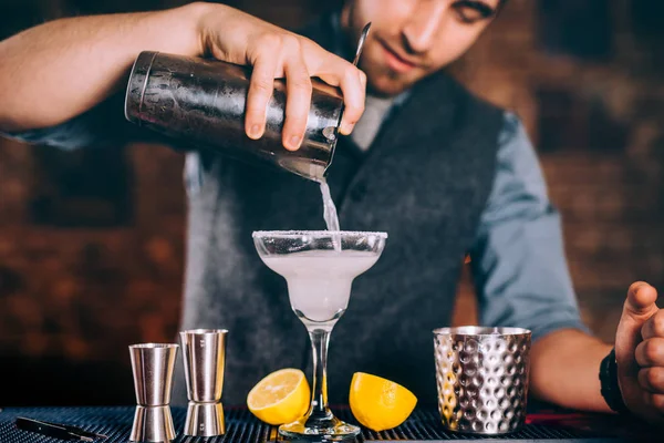 Barman profissional derramando coquetel margarita com coador e ferramentas de coquetel — Fotografia de Stock