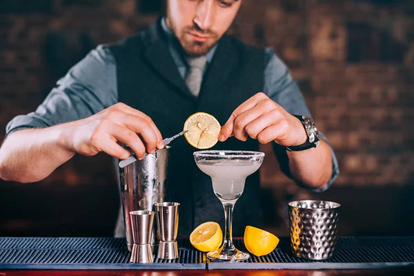 Μαργαρίτα ποτό, αλκοολούχο ποτό, φανταχτερά κοκτέιλ με γαρνιτούρα της ασβέστου και λεμόνια — Φωτογραφία Αρχείου