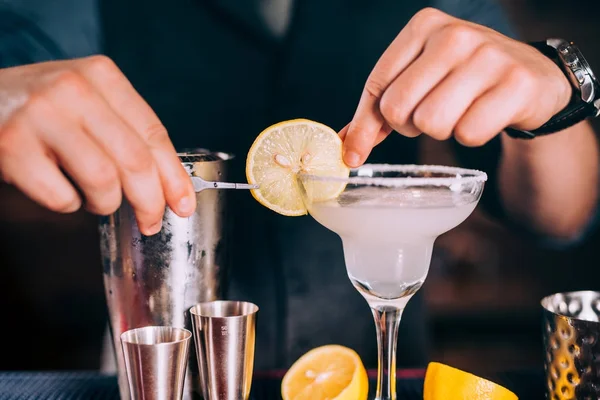 Close up of barman hands preparing margarita cocktail in fancy glass at nightclub — Stock Photo, Image