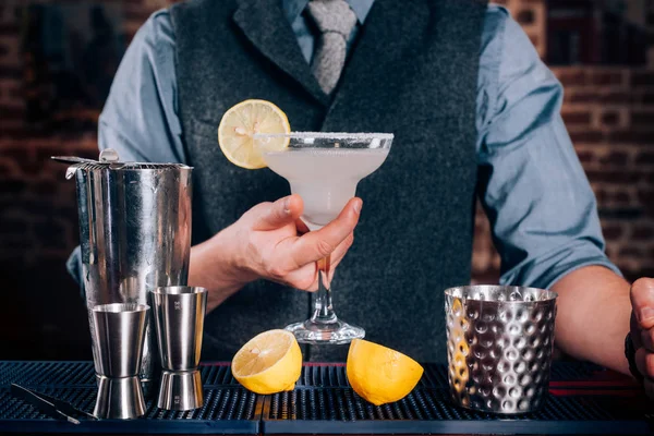 Barman serveert drankjes in bar, pub of het restaurant. Cocktail, alcoholische drankjes in bar met margarita klaar voor consumptie — Stockfoto