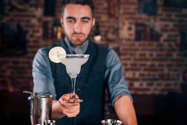 Симпатичный бармен, бармен, подающий свежий алкогольный напиток, коктейль "Маргарита" — стоковое фото