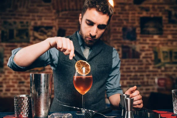 Barman przygotowujący koktajl aperitif alkoholowy, aperol spritz — Zdjęcie stockowe