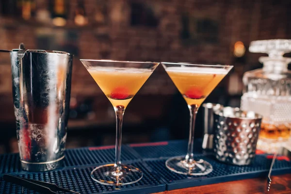 Two fresh alcoholic cocktails on bar counter. Close up of bar details with beverages and drinks — Stock Photo, Image