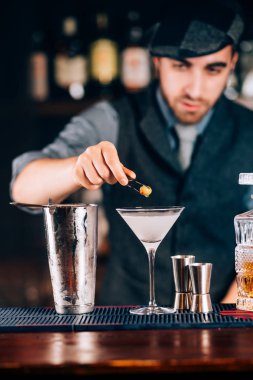 Martini, klasik kokteyl zeytin, votka ve cin ile Restoran, pub veya bar soğuk servis