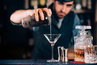 Sek martini kapatın. Martini hazırlanması bar. Barmen portresi 