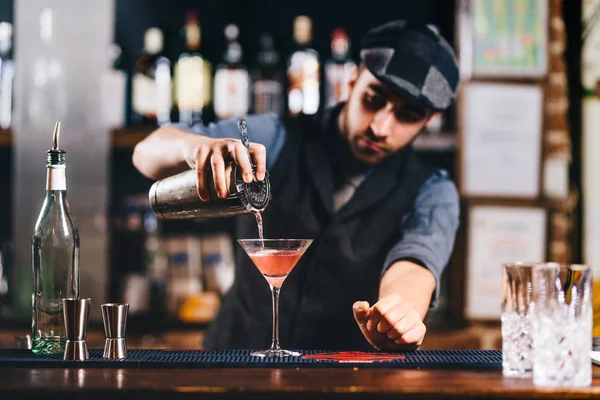 Retrato de barman vintage trabalhar em bar. Despejar e preparar coquetéis — Fotografia de Stock