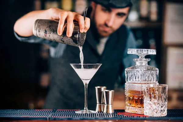Preparación Martini. Detalles del martini seco, primer plano de la bebida alcohólica en el bar —  Fotos de Stock