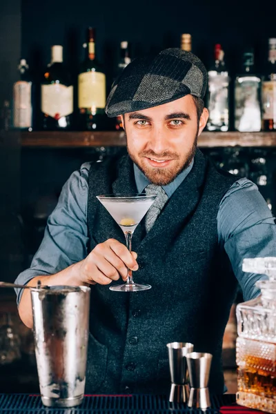 Sek martini hazırlamak ve müşterilerine hizmet veren yakışıklı, vintage barmen. 