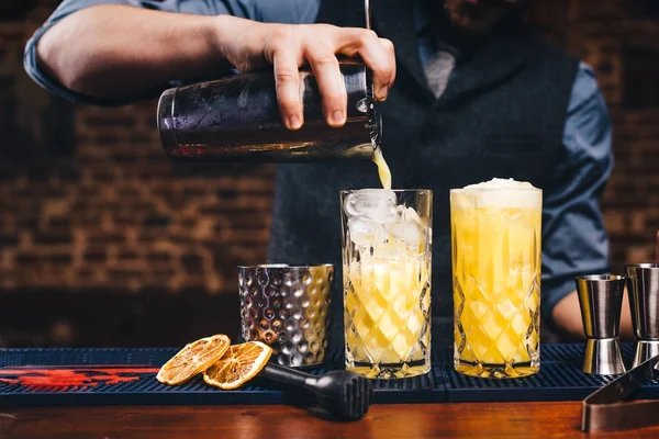 Zavřete Podrobnosti o práci barmana. Lití citrusové koktejl koktejl detaily LED, oranžová — Stock fotografie