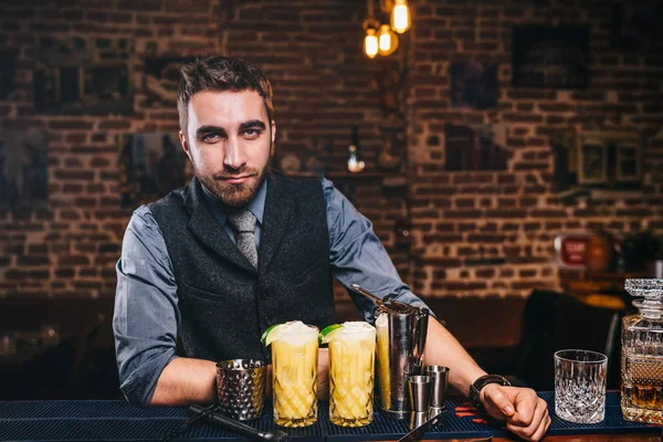 Barman serving drinks, working at bar — Stock Photo, Image