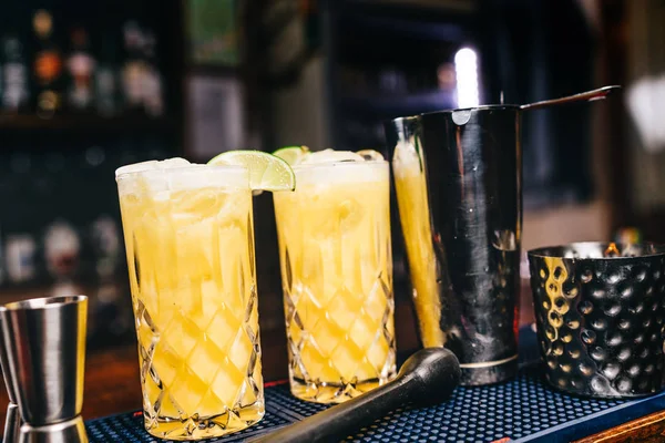 Dva alkoholické koktejly podávané na barový pult. Čerstvé nápoje v barech — Stock fotografie