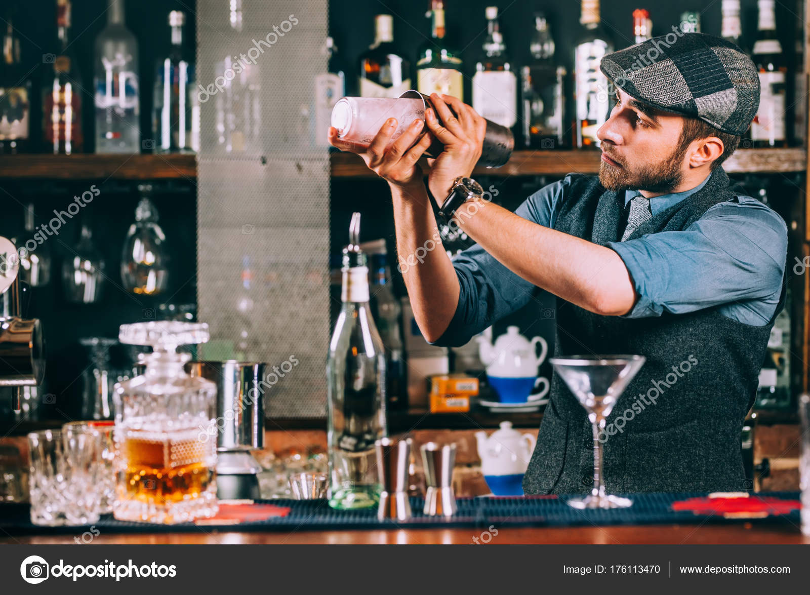 Бармен налей мне покрепче. Молодой бармен. Бармен налей. Налей покрепче картинки прикольные. Бармен гифка.