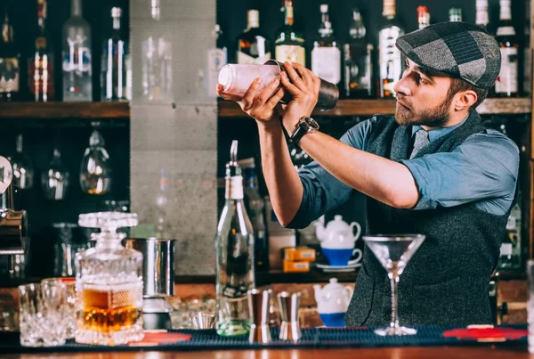 Портрет бармена, готовящего коктейли, с использованием шейкера и наливных напитков — стоковое фото