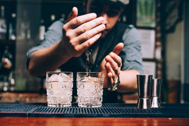 Kokteyller yapma ve çalışma pub ya da bar vintage barmen portresi
