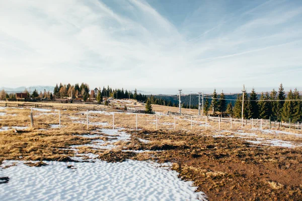 Beau paysage hivernal dans les montagnes enneigées — Photo