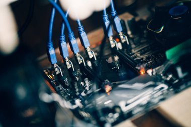 Cryptocurrency madencilik teçhizat, bilgisayar anakart ve kablolar, grafik kartı ve işlemci ayrıntıları